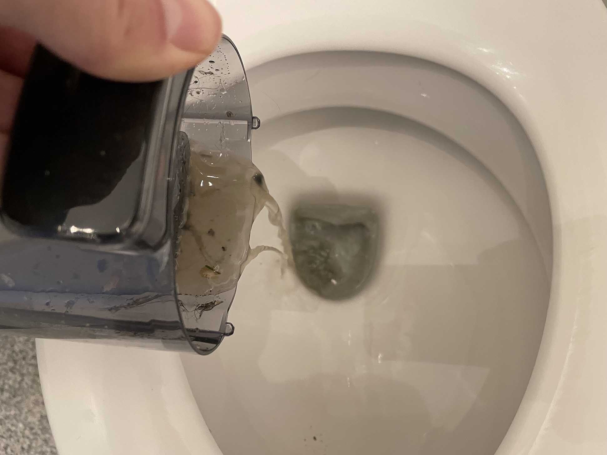 Tineco Wischsauger Schmutzwassertank wird in die Toilette ausgeleert